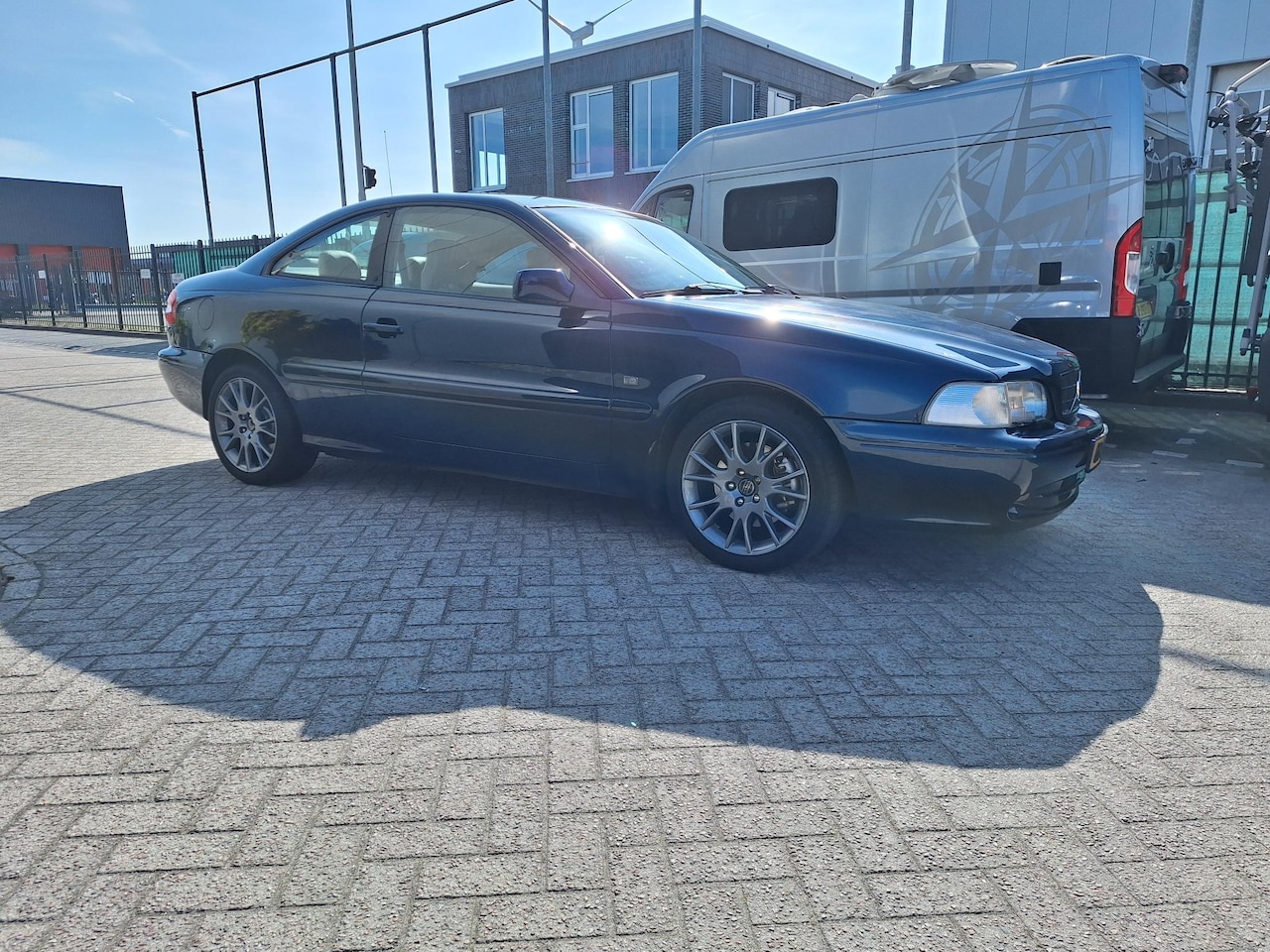 Volvo C70 Coupé - 2.4 T Prestige Volvo C70 coupe in statig donker blauw en beige lederen bekleding - AutoWereld.nl