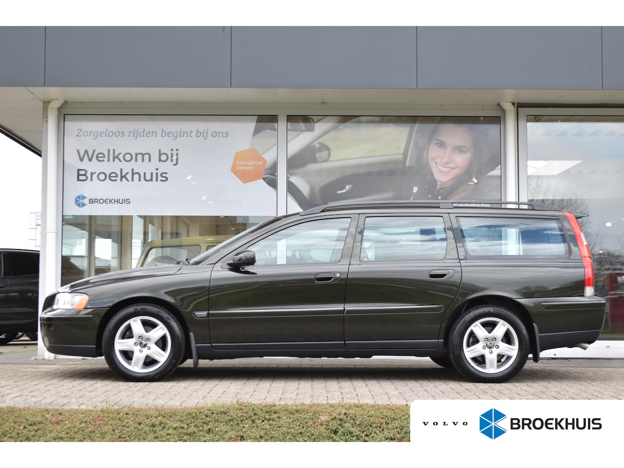 Volvo V70 - Volvo 2.4 Momentum | UNIEK | 1e Eigenaar | LAGE KM | Nivomat! | Trekhaak Afneembaar - AutoWereld.nl
