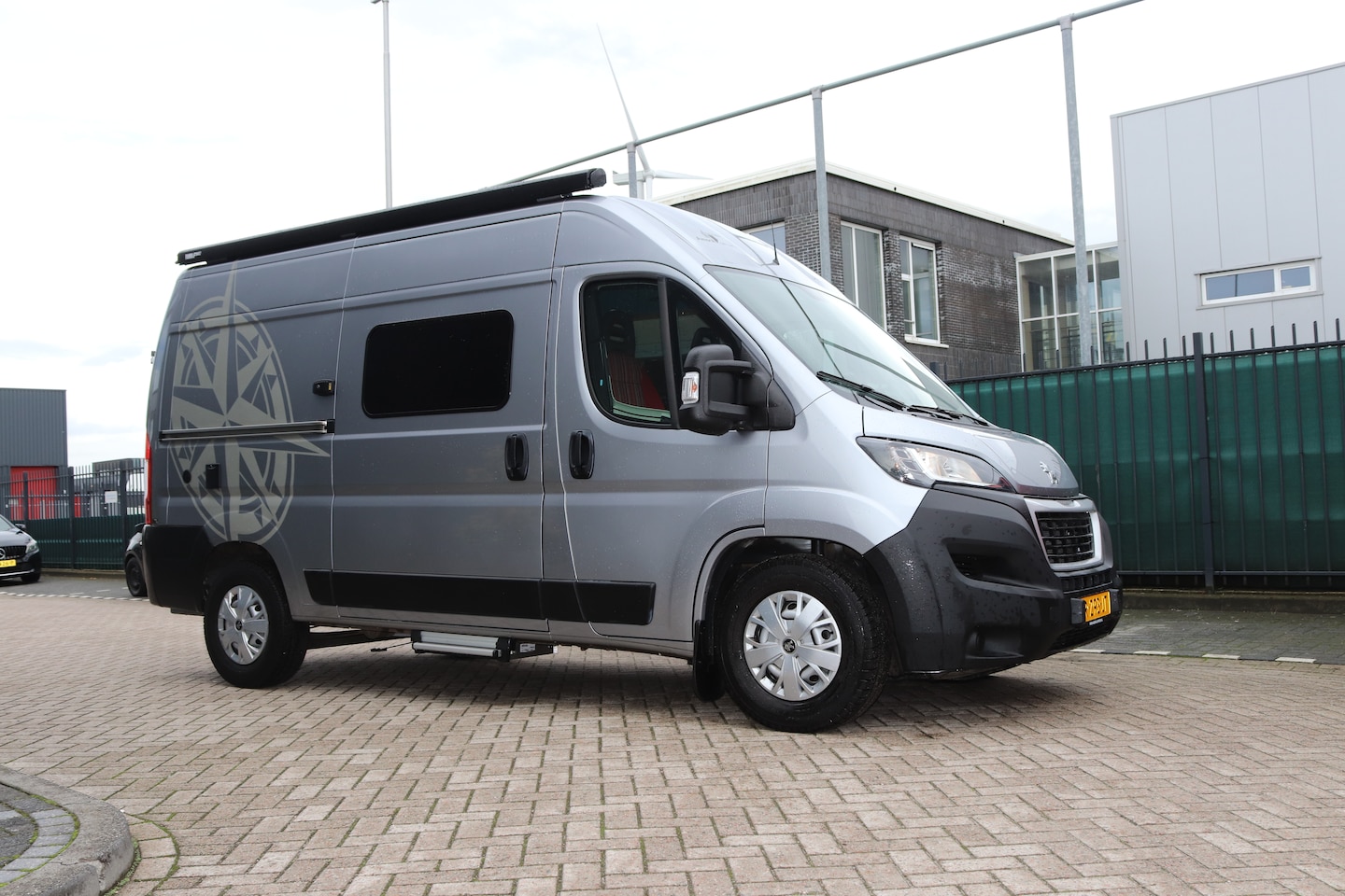 Peugeot Boxer - AmorA buscamper met Unieke 1 persoons indeling met vast bed - AutoWereld.nl