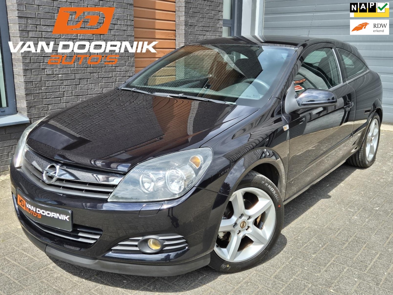 Opel Astra GTC - 1.8 Sport 140 PK Airco/Cruise Control/4x Nieuwe Banden/Nieuwe APK! - AutoWereld.nl