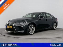 Lexus IS - 300h Hybrid Luxury Line | Navigatie | Dodehoek Ass. | Stoelverwarming | Climate Control |