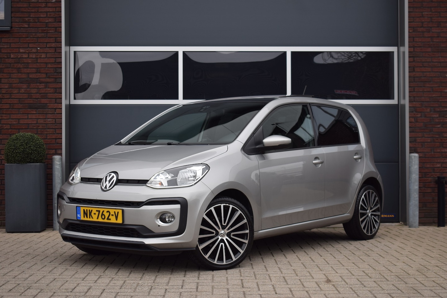Volkswagen Up! - 1.0 TSI 90pk High Up! Pano | Camera | Clima | Cruise - AutoWereld.nl