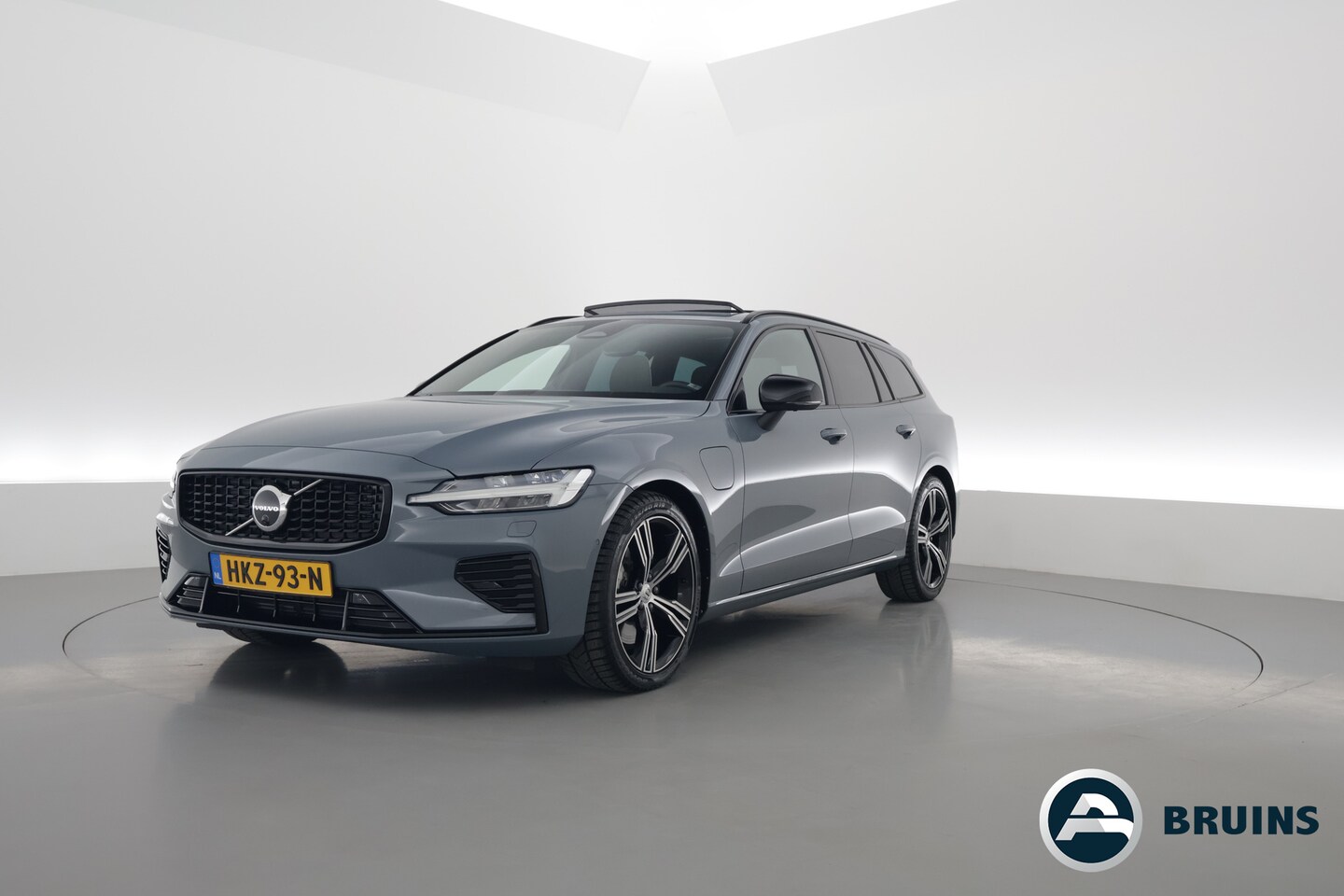 Volvo V60 - 2.0 T8 Plug-in hybrid AWD Ultimate Dark |Bowers & Wilkins | 360 camera | Head-up | Stoel + - AutoWereld.nl