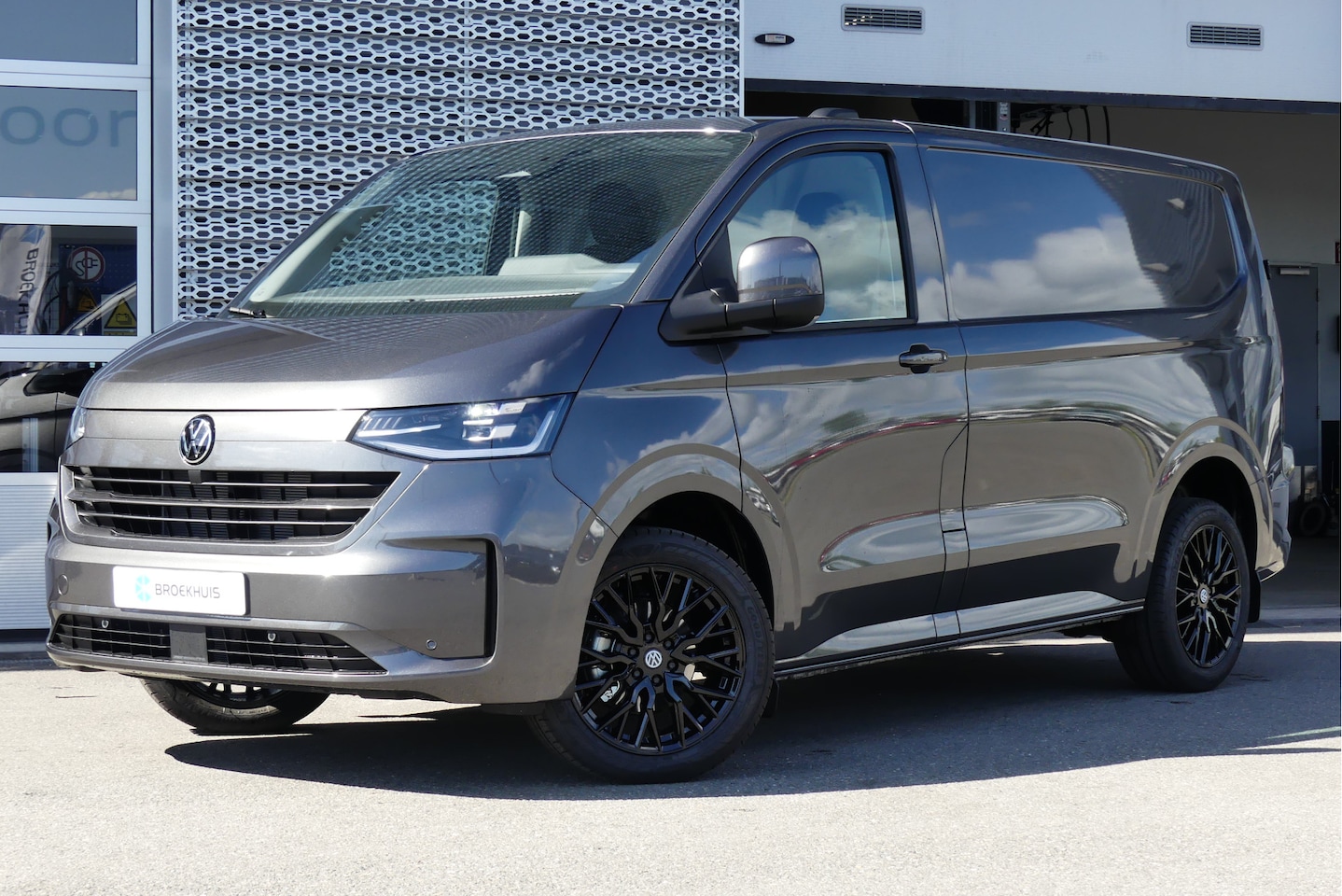 Volkswagen Transporter - 2024 | Bulli | L1 | 170 pk Automaat | Digitaal Display - AutoWereld.nl