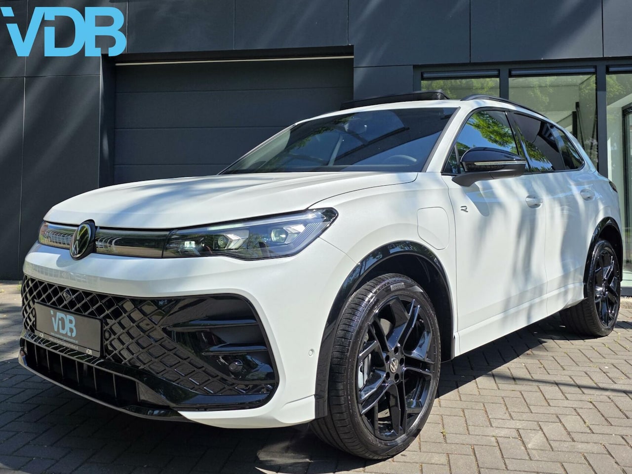 Volkswagen Tiguan - 1.5 eHybrid R-Line 272PK BLACK STYLE PANO - AutoWereld.nl