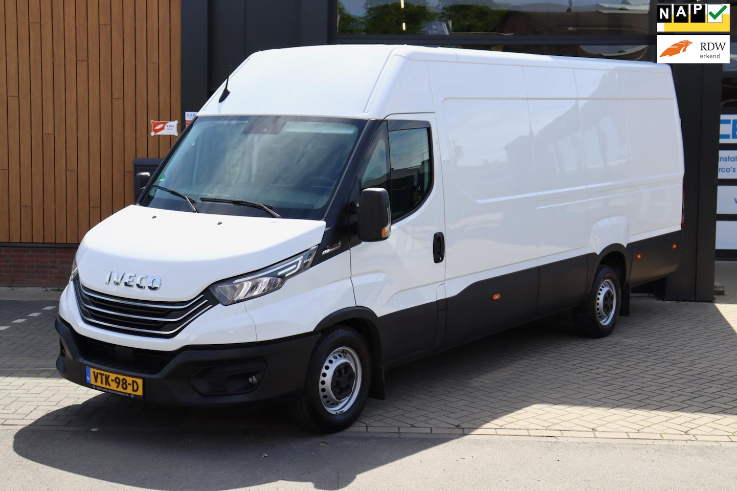 Iveco Daily - 35S18HV 3.0 410 H2 | NAP | 179 PK | Automaat | Climate | Navi | Cruise | Camera - AutoWereld.nl
