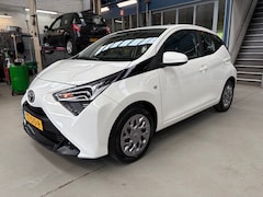 Toyota Aygo - 1.0 VVT-i 72pk 5D x-play | Navigatie | Camera | Airco | NAP | Rijklaar prijs