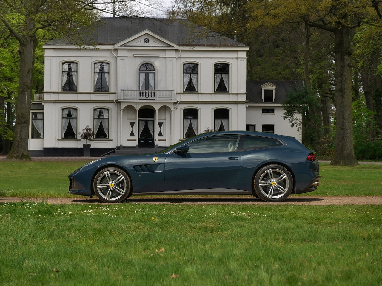 Ferrari GTC4 - 6.3 V12 Lusso | Atelier Car | Full spec! | Blu Ahrabian | Pano-dak | Lift | 360 cam | CarP - AutoWereld.nl