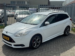 Ford Focus Wagon - 2.0 EcoBoost ST-3 250PK NL AUTO NAP Recaro's leer l Navi l Stoelverwarming l LED DEALER OH