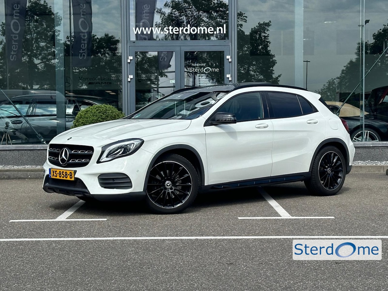 Mercedes-Benz GLA-Klasse - 250 Premium Plus AMG line l Panoramadak l LED l Stoelverwarming l Nightpakket l Trekhaak l - AutoWereld.nl