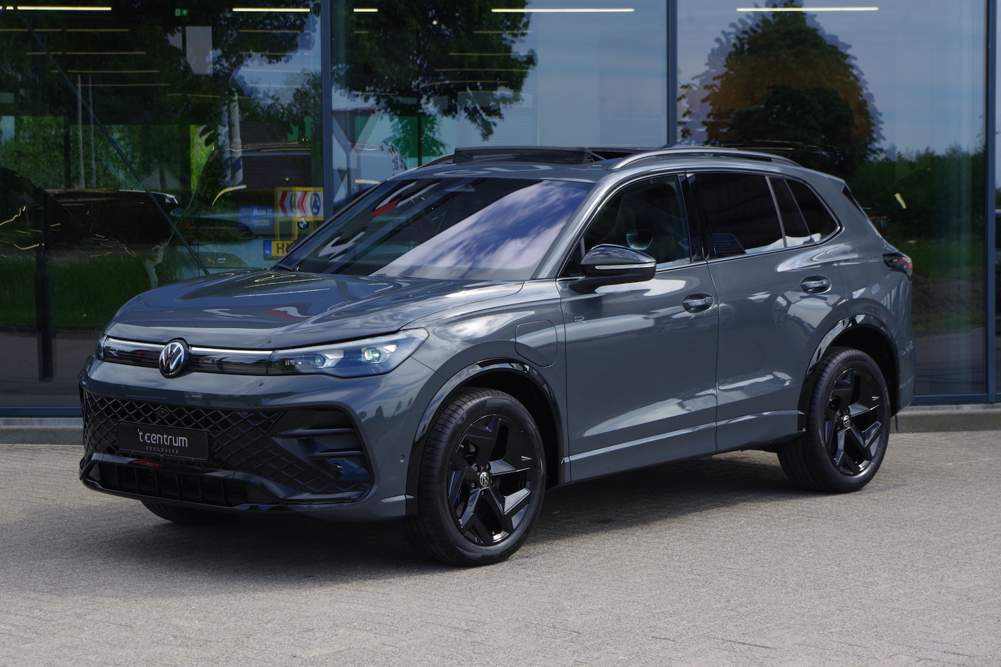 Volkswagen Tiguan - 1.5 eHybrid 272 PK R-Line Edition PHEV, Panoramadak, Trekhaak, Harman / Kardon Geluidssyst - AutoWereld.nl