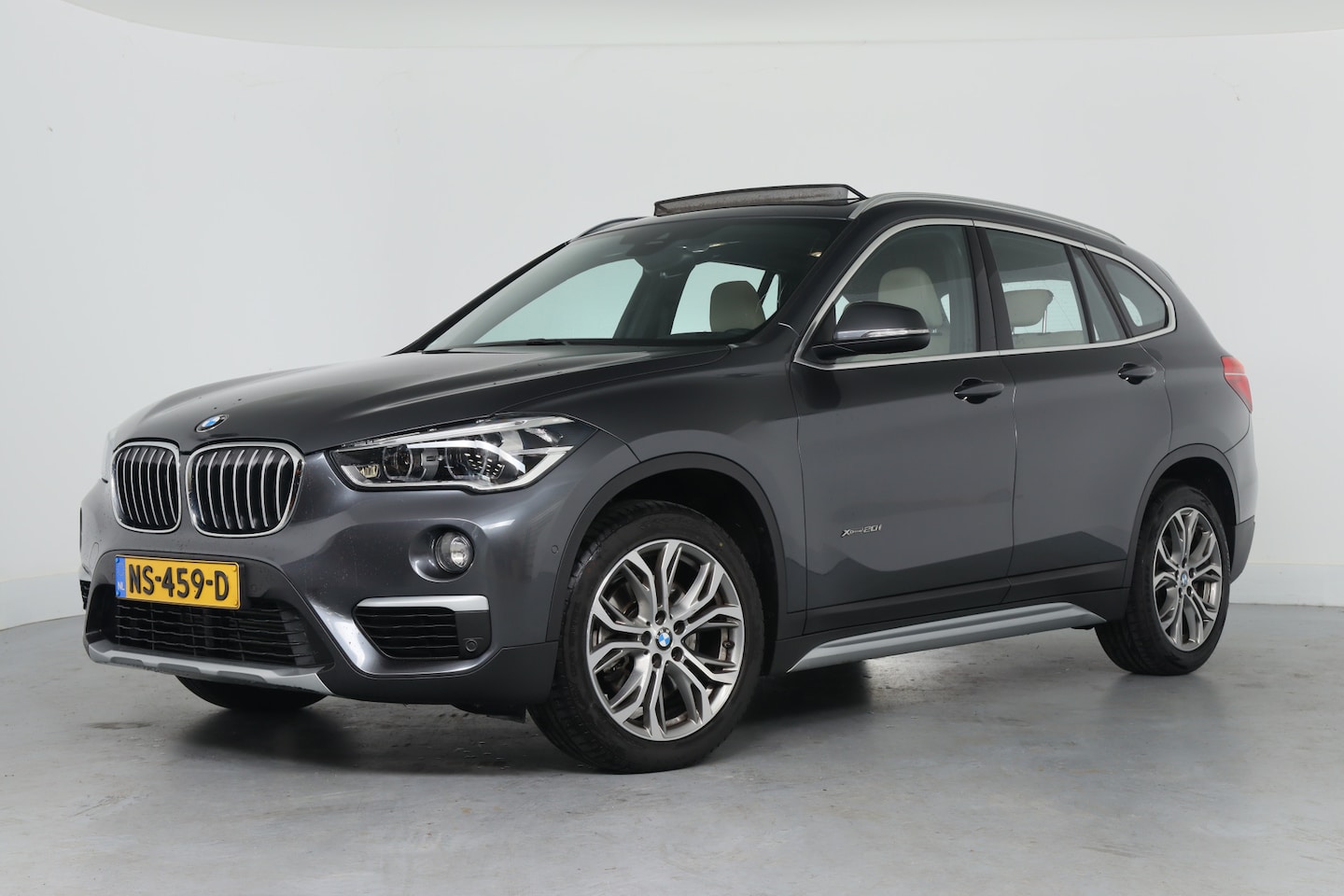 BMW X1 - xDrive20i High Executive | Panodak | Keyless | Led | Harman Kardon | Elektr Stoel + Mem | - AutoWereld.nl