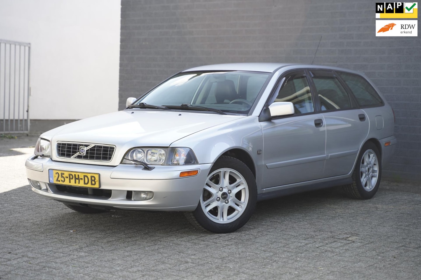 Volvo V40 - 2.0 T Europa 2.0 T Europa, Trekhaak, Airco, Leer, NAP - AutoWereld.nl