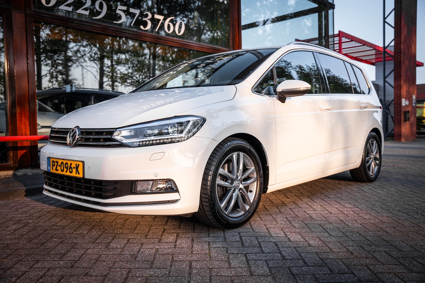 Volkswagen Touran - 1.4 TSI Highline R | 7 persoons | Automaat | Cruise Control | Camera | Parkeer hulp | Navi - AutoWereld.nl