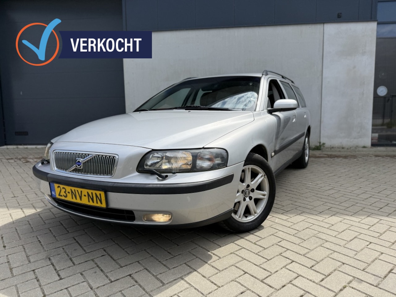 Volvo V70 - 2.5 T Comfort Line Cruise Ecc Lmv Trekhaak - AutoWereld.nl