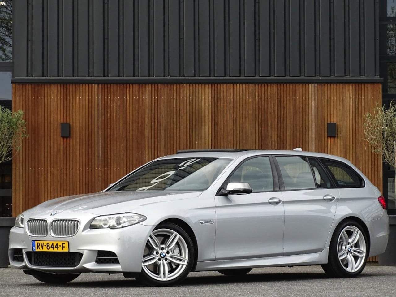 BMW 5-serie Touring - M550d 381PK X-Drive / Alcantara / LED / M-Sport / LED - AutoWereld.nl