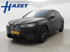 BMW iX - xDrive40 M-SPORT H.E. 77 kWh *MAT ZWART* + 22 INCH | 12-2022 | LASER LIGHT | MASSAGE | 3D