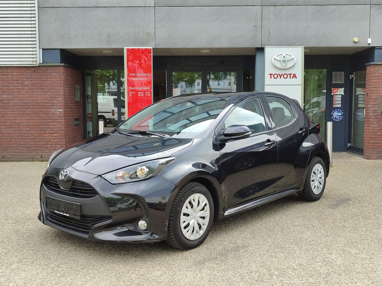 Toyota Yaris - DYNAMIC 5-DEURS STOEL/STUURVERW PARK-SENSOREN 4S-BANDEN AIRCO BLUETOOTH APPLE/ANDROID AD-C - AutoWereld.nl
