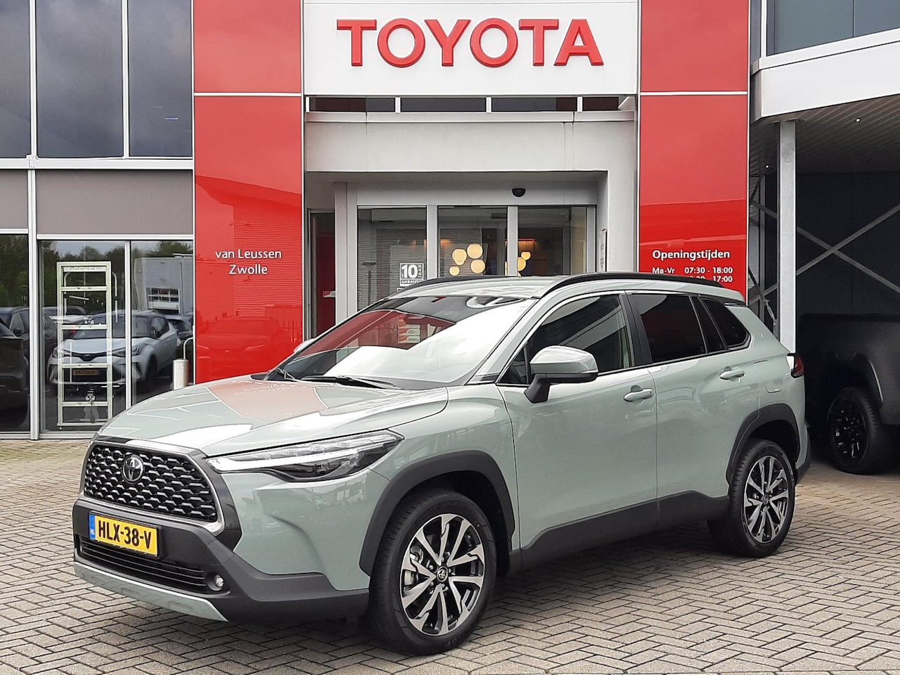 Toyota Corolla Cross - 1.8 Hybrid 140 Style STOEL/STUURVERW HALF-LEDER NAVI APPLE/ANDROID AUTO-ACHTERKLEP AD-CRUI - AutoWereld.nl