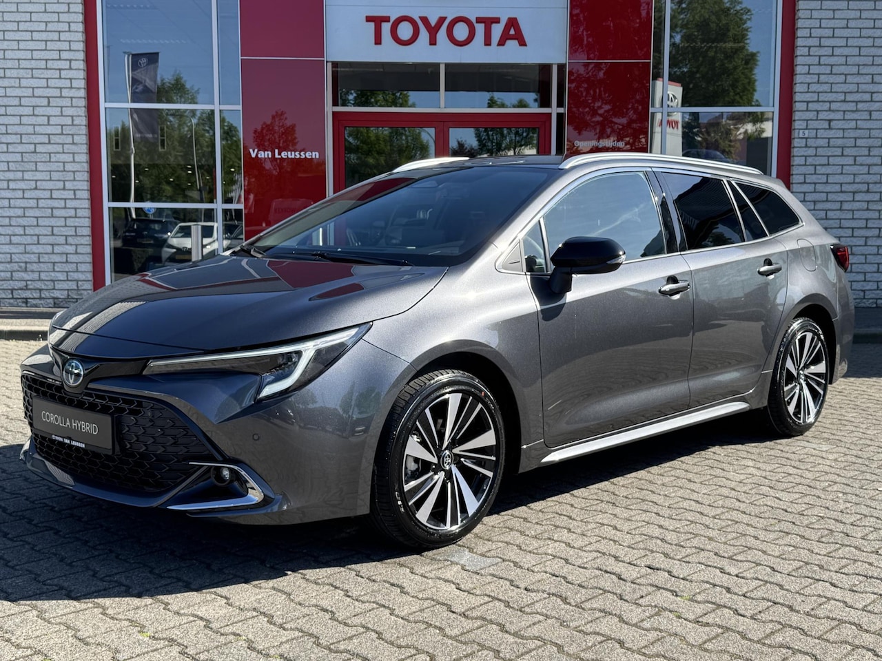 Toyota Corolla Touring Sports - 1.8 HYBRID 140 DYNAMIC NL-AUTO NIEUW EN DIRECT LEVERBAAR!! APPLE/ANDROID 17"LM-VELGEN PRIV - AutoWereld.nl