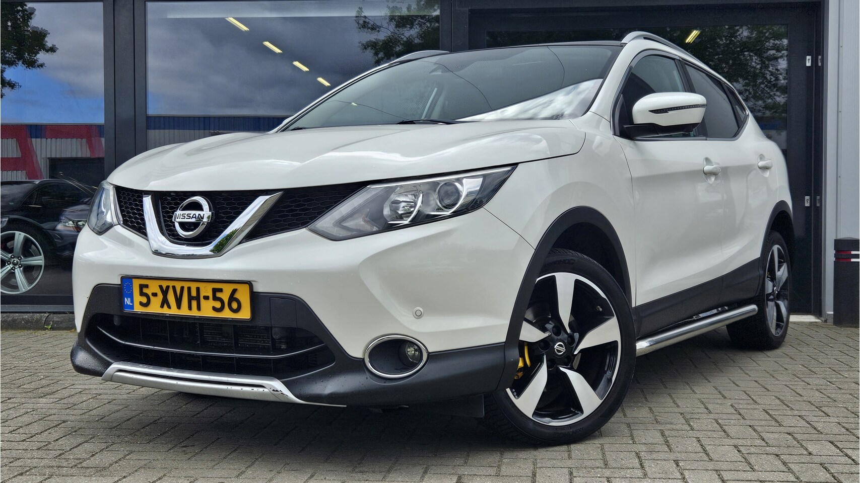 Nissan Qashqai - 1.2 Connect Edition + PANO DAK + 360 CAMERAS + LM VELGEN - AutoWereld.nl