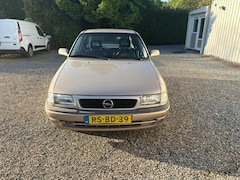 Opel Astra - 1.6i Season