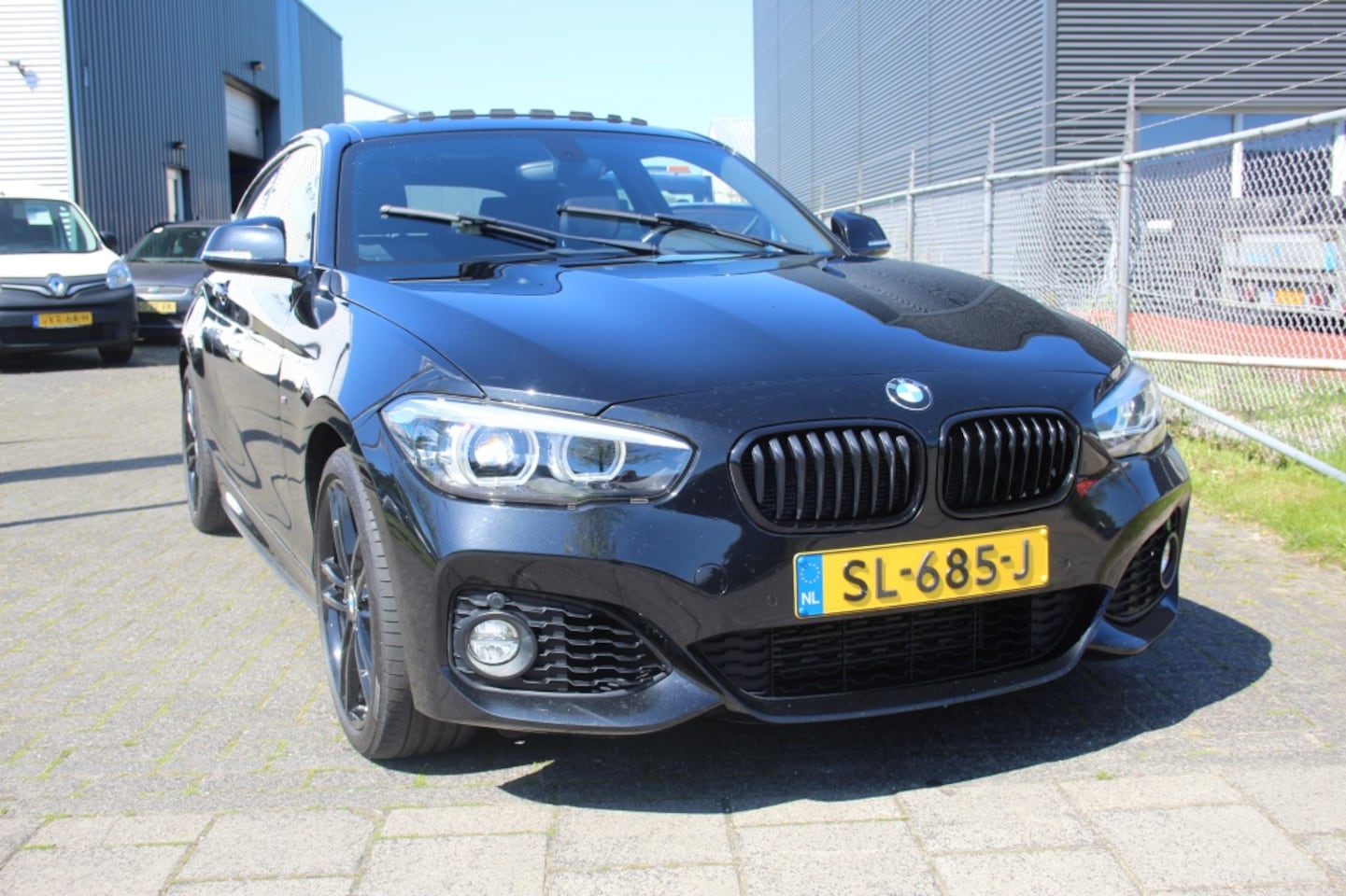 BMW 1-serie - 118i High Exec 118i M-Sport Pano Memory stoel Black on Black Nie - AutoWereld.nl