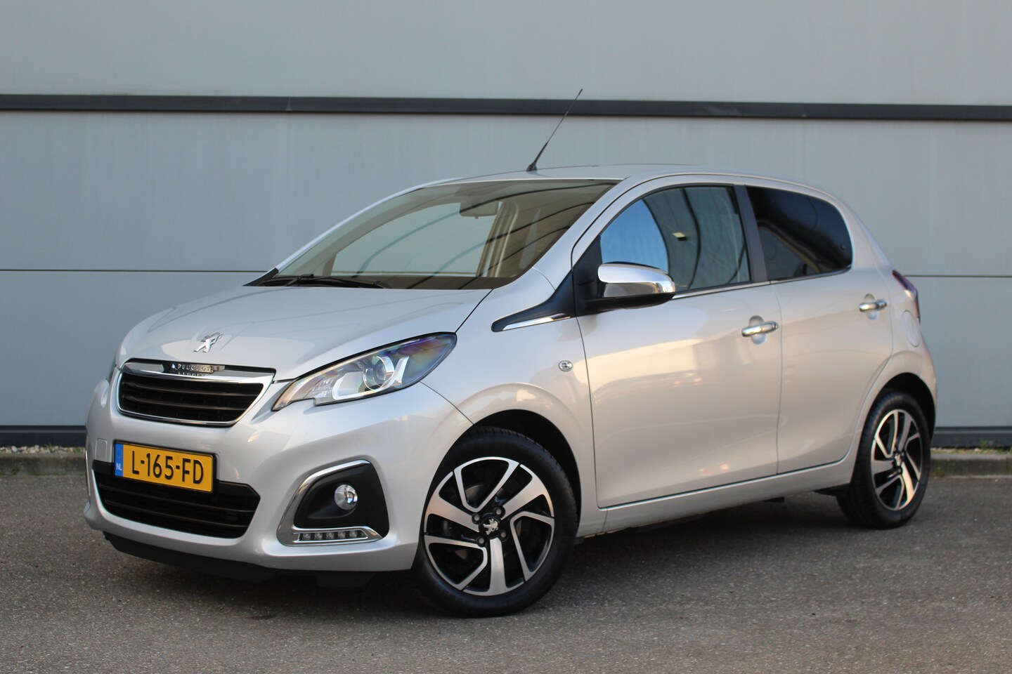 Peugeot 108 - Peugeot 1.0 e-VTi Allure | Camera | Climate C. | 15" LMV | CarPlay | Privacy Glass | Pack - AutoWereld.nl