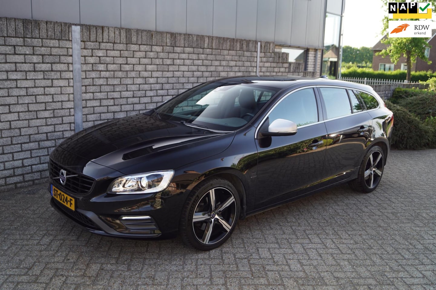 Volvo V60 - 2.0 T4 Business Sport R-Design Leder/Alcantara Sportst Stoelverw Navi Clima Cruise 2xPDC L - AutoWereld.nl