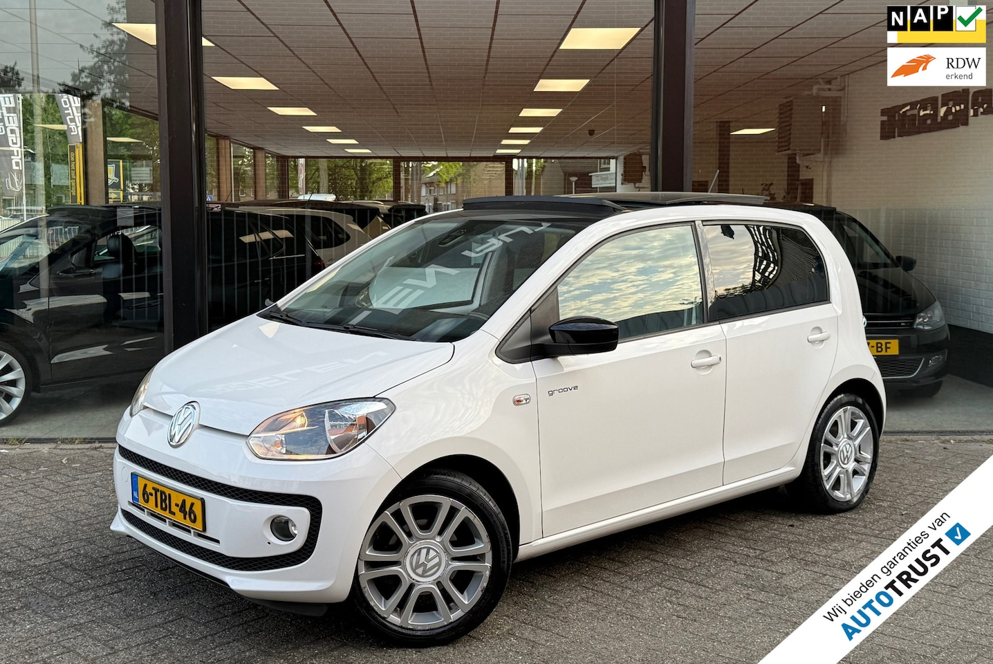 Volkswagen Up! - 1.0 groove up! 1e EIG | AIRCO | PANORAMA | CRUISE | PDC | NAP - AutoWereld.nl
