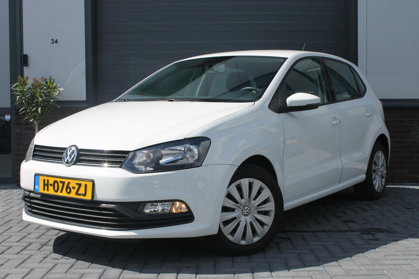 Volkswagen Polo - 1.0 Comfortline-Navigatie-5 Drs Weinig KM - AutoWereld.nl