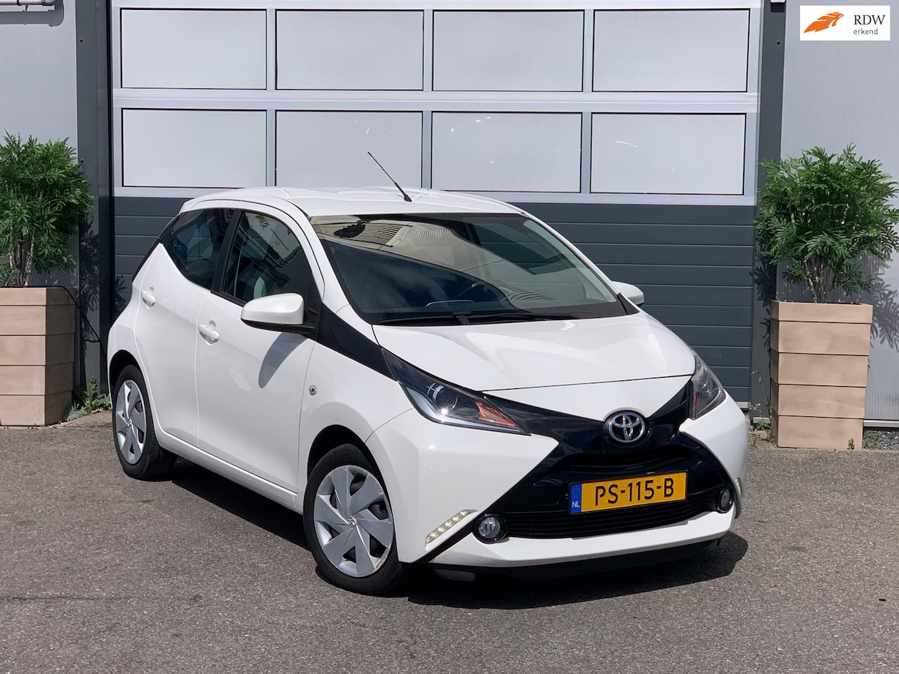 Toyota Aygo - 1.0 VVT-i x-play / NAVI / NAP / CAMERA / BLEUTOOTH / DEALER ONDERHOUDEN / - AutoWereld.nl