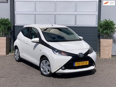 Toyota Aygo - 1.0 VVT-i x-play / NAVI / NAP / CAMERA / BLEUTOOTH / DEALER ONDERHOUDEN /