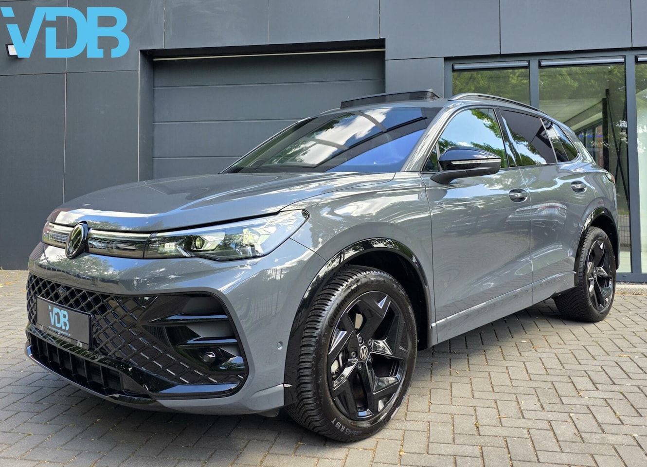 Volkswagen Tiguan - 1.5 eTSI R-Line BLACKSTYLE DELFIN PANO 360 - AutoWereld.nl