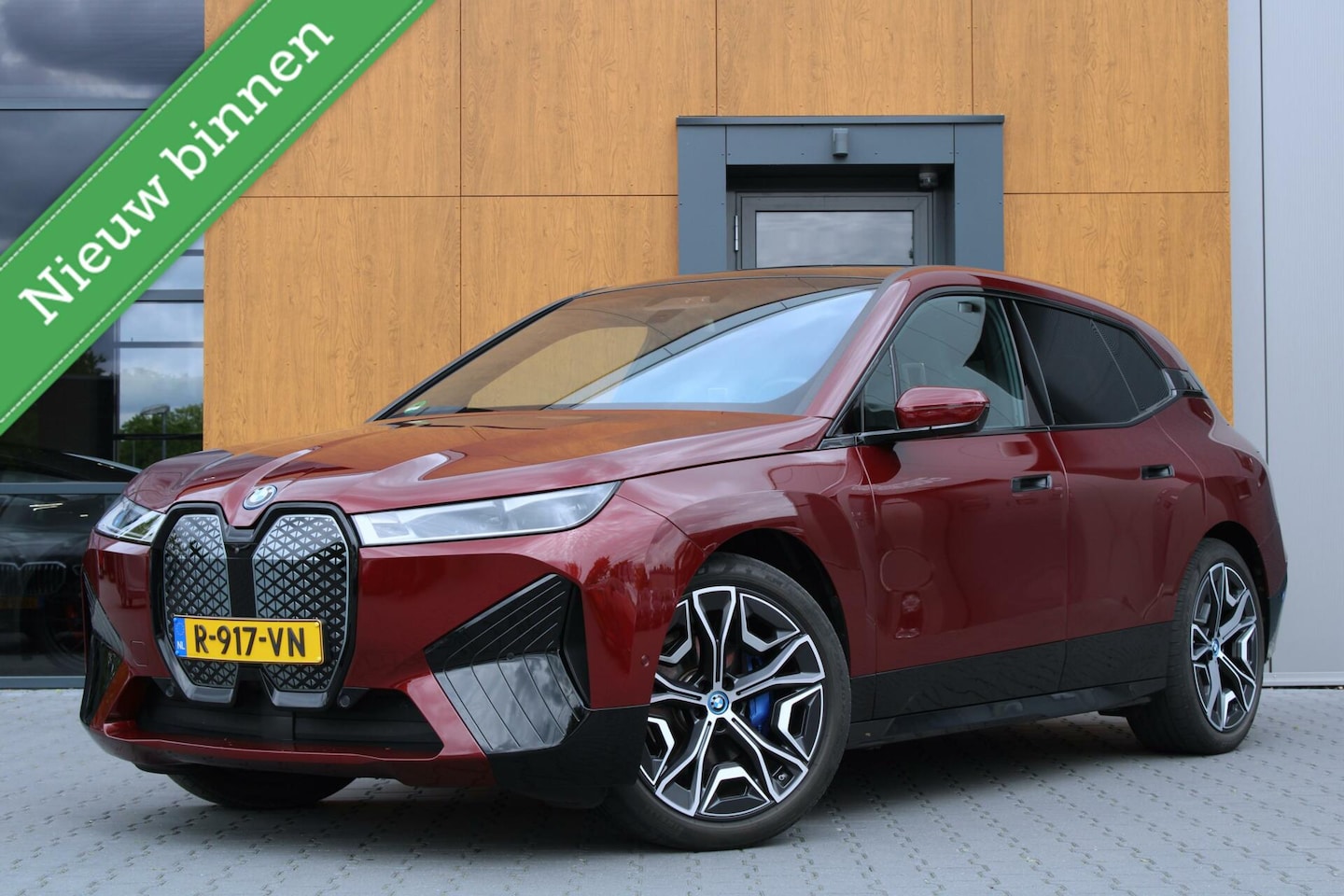 BMW iX - xDrive40 77kWh Sport pakket | Pano | Trekhaak | Massage - AutoWereld.nl