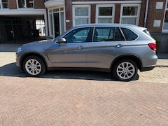 BMW X5 - 3.5i xDrive De kleur (exterieur) is A52-spacegrau, interieur dakota leer, zwart. Het is een 3.0 liter,