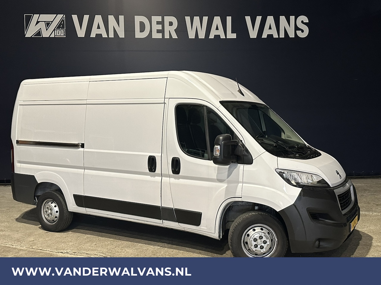 Peugeot Boxer - 2.2 BlueHDi 120pk L2H2 Euro6 ** Airco | 2500kg Trekhaak | Cruisecontrol | Parkeersensoren - AutoWereld.nl