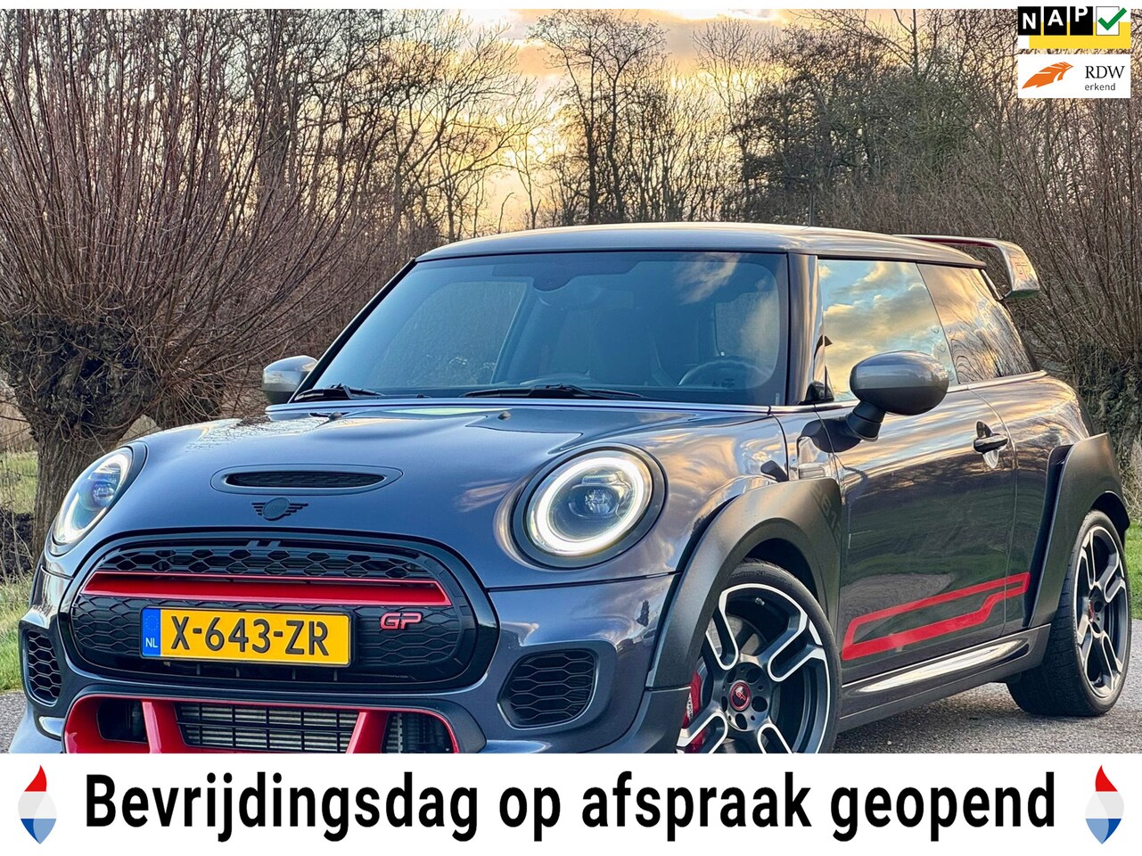MINI John Cooper Works - Mini 2.0 GP 2612 / Automaat / Sportstoelen / Navigatie / 18"LM Velgen / Achteruitrij Camer - AutoWereld.nl