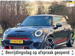 MINI John Cooper Works - 2.0 GP 2612 / Automaat / Sportstoelen / Navigatie / 18"LM Velgen / Achteruitrij Camera /