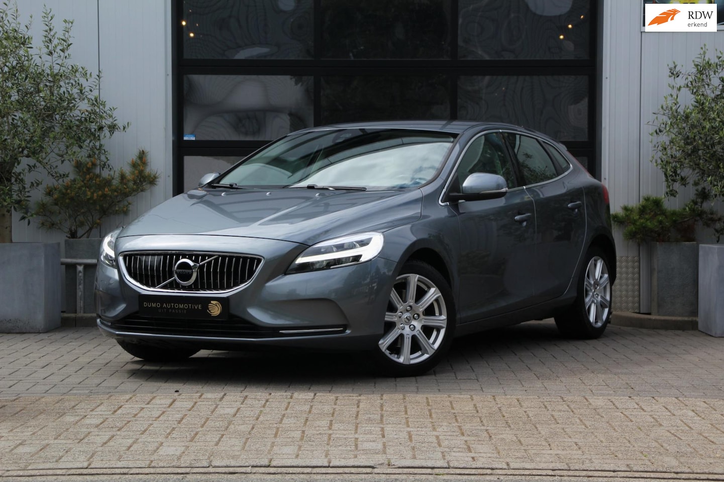 Volvo V40 - 2.0 T2 Inscription - 122PK - LEDER - 17INCH - NAVI - FULL LED - CITY SAFETY - AutoWereld.nl