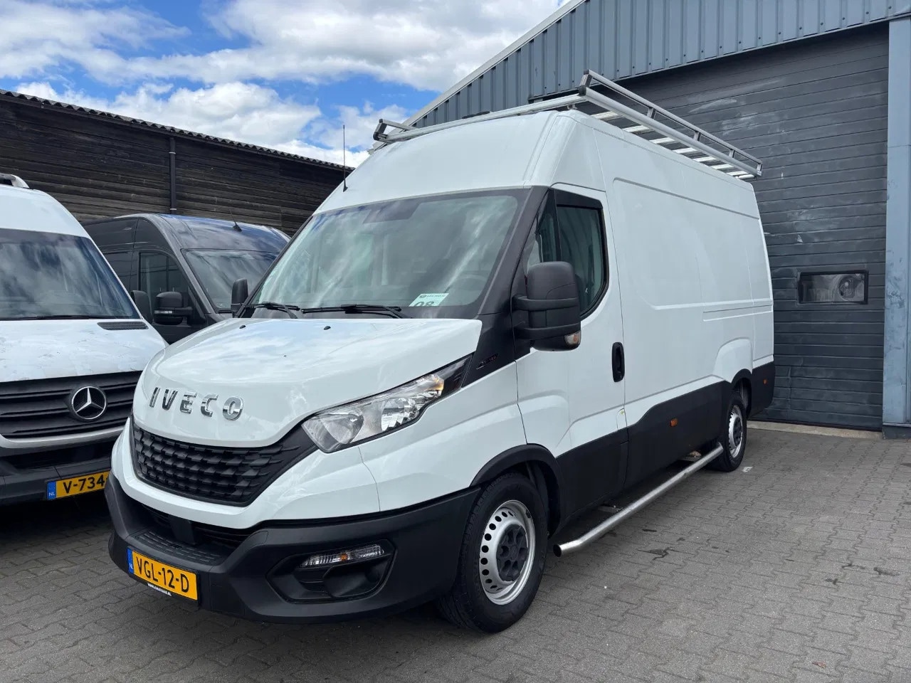 Iveco Daily - 35S12 L2 H2 Airco Achteruitrijcamera Trekhaak 3500 KG !! - AutoWereld.nl