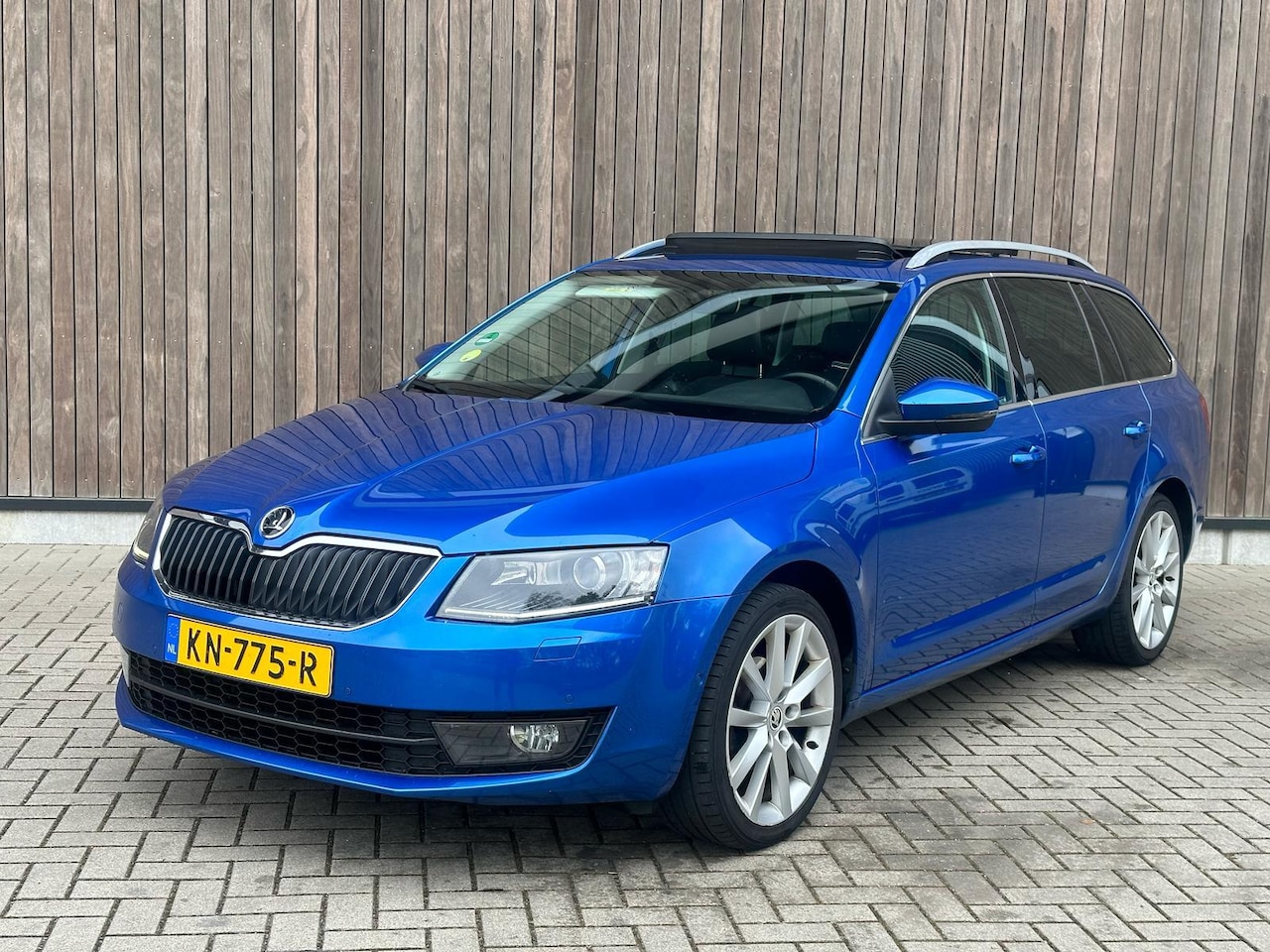Skoda Octavia Combi - 1.6 TDI | XENON | PANO | Full Options | - AutoWereld.nl