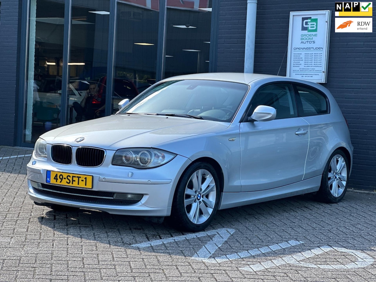 BMW 1-serie - 116i Business Line Ultimate Edition/1STE EIG/NAVI/AUTOMAAT!! - AutoWereld.nl