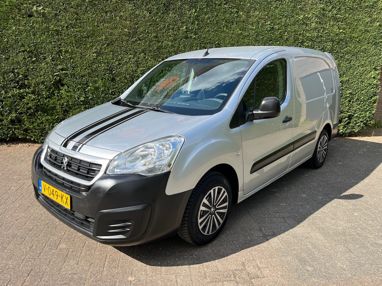 Peugeot Partner - 122 1.6 L2 , Apple carplay, Cruise, Trekhaak, Airco, Eerste eigenaar ! - AutoWereld.nl
