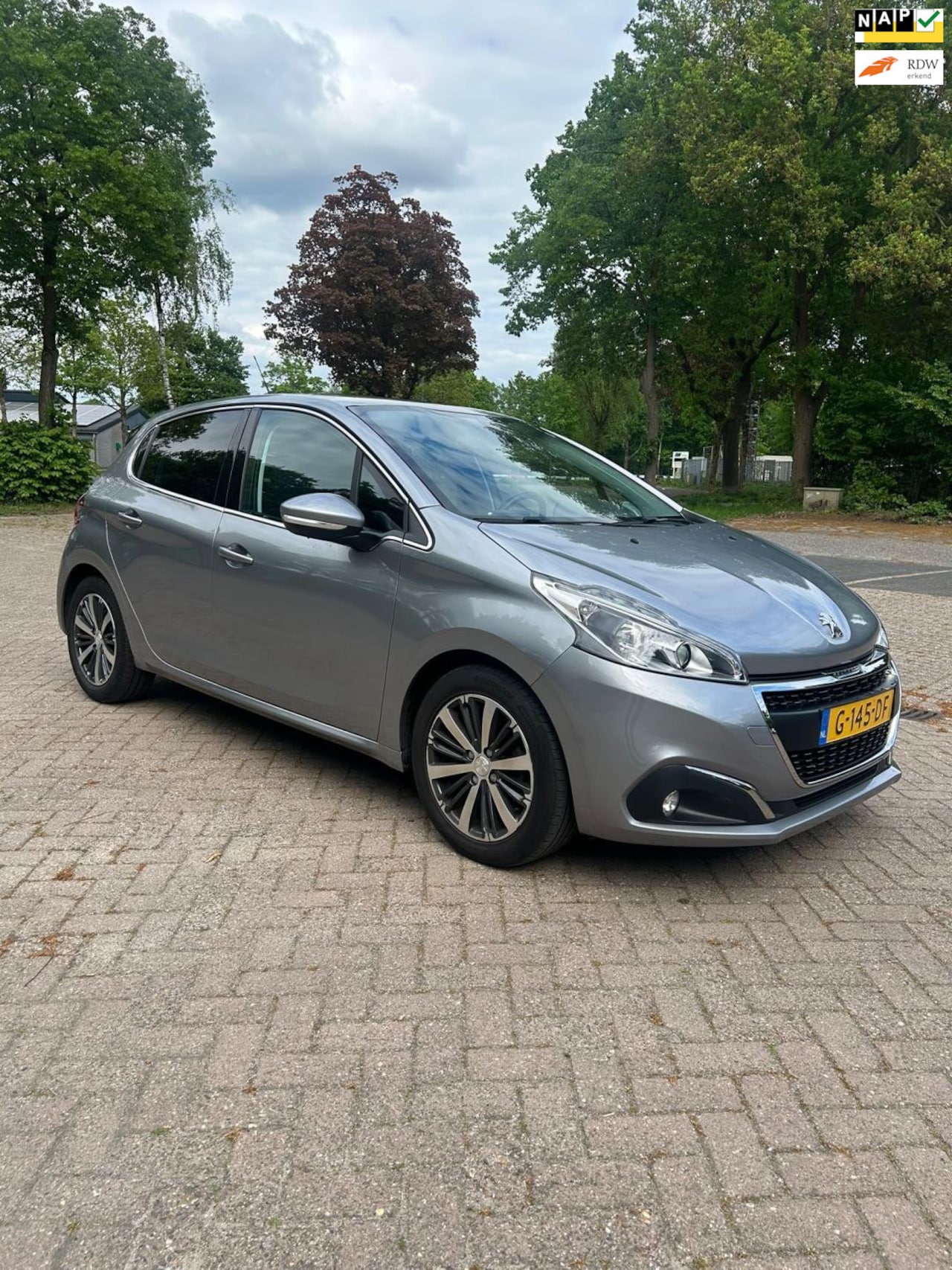 Peugeot 208 - 1.2 PureTech Allure 5 Deurs Navigatie apple carplay lage km stand - AutoWereld.nl