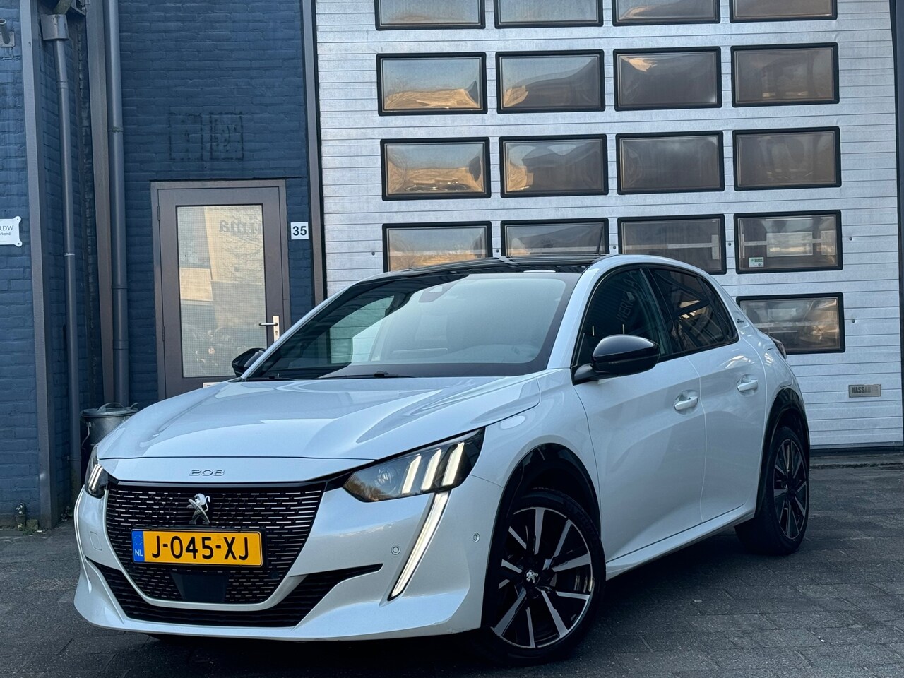 Peugeot 208 - 1.2 PureTech GT-Line | Clima | Navi | Camera | Pano | N.A.P - AutoWereld.nl