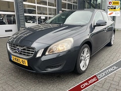 Volvo V60 - 1.6 T3 Momentum | VAN 2e EIGENAAR | TREKHAAK |