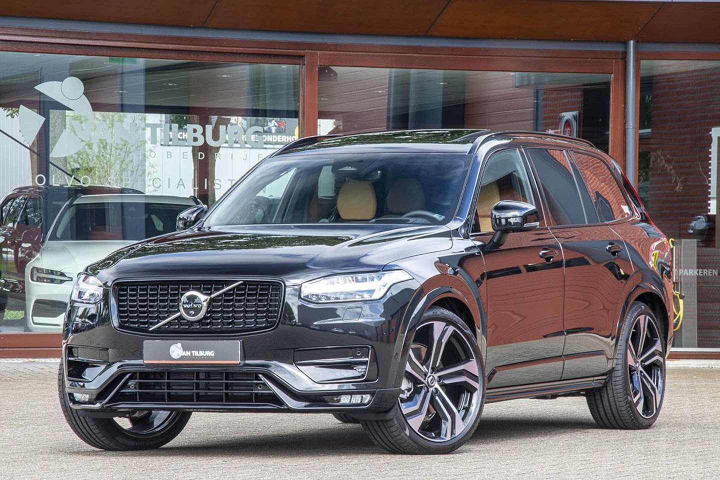 Volvo XC90 - 2.0 B5 AWD R-DESIGN / PANO / LUCHTVERING / B&W - AutoWereld.nl