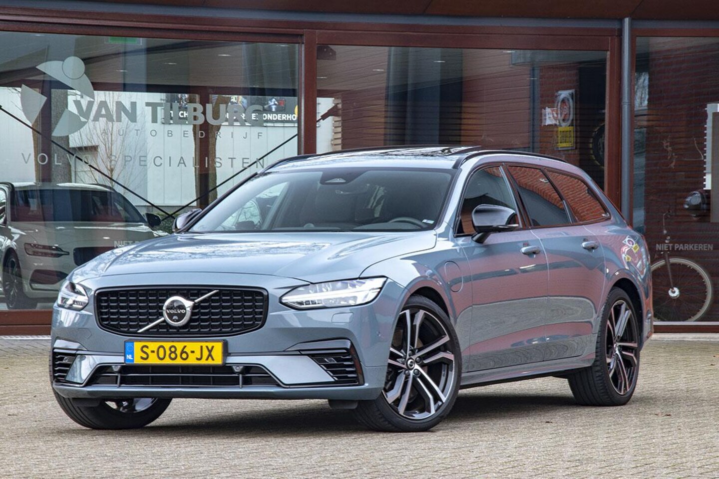 Volvo V90 - 2.0 T8 AWD R-DESIGN / B & W / PANO / LUCHTVERING - AutoWereld.nl