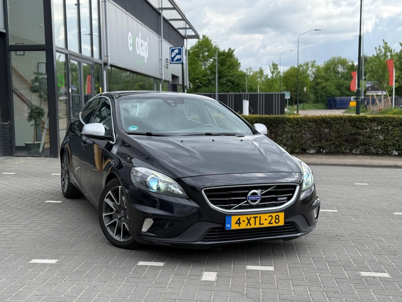 Volvo V40 - 2.0 D4 R-Design 190PK (bj 11-2014) XENON|ALCANTARA| - AutoWereld.nl